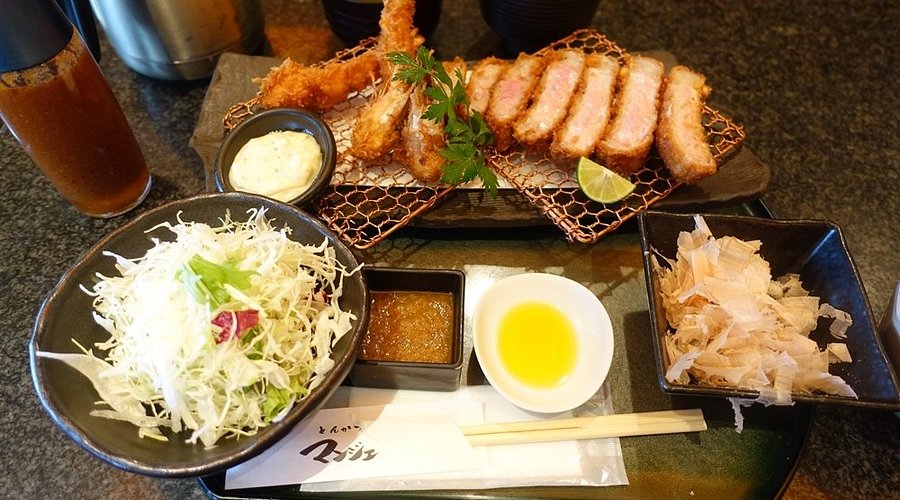 全国区で有名なとんかつマンジェの肉厚でジューシーなとんかつ