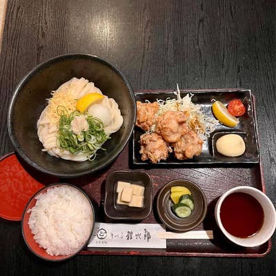 とんかつマンジェで提供される、肉厚でジューシーなとんかつの盛り合わせ