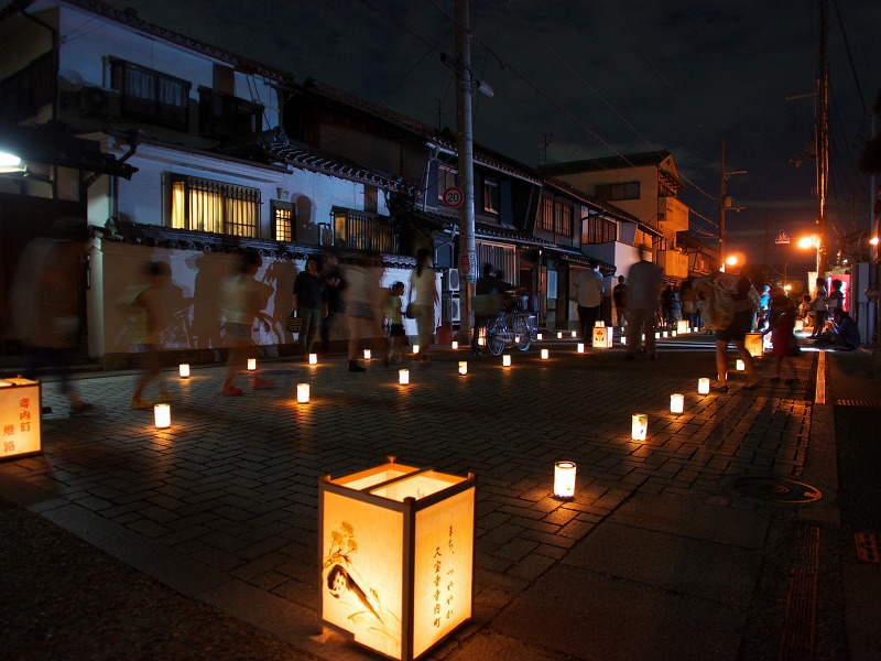 夕日に照らされる恩智神社の荘厳な鳥居