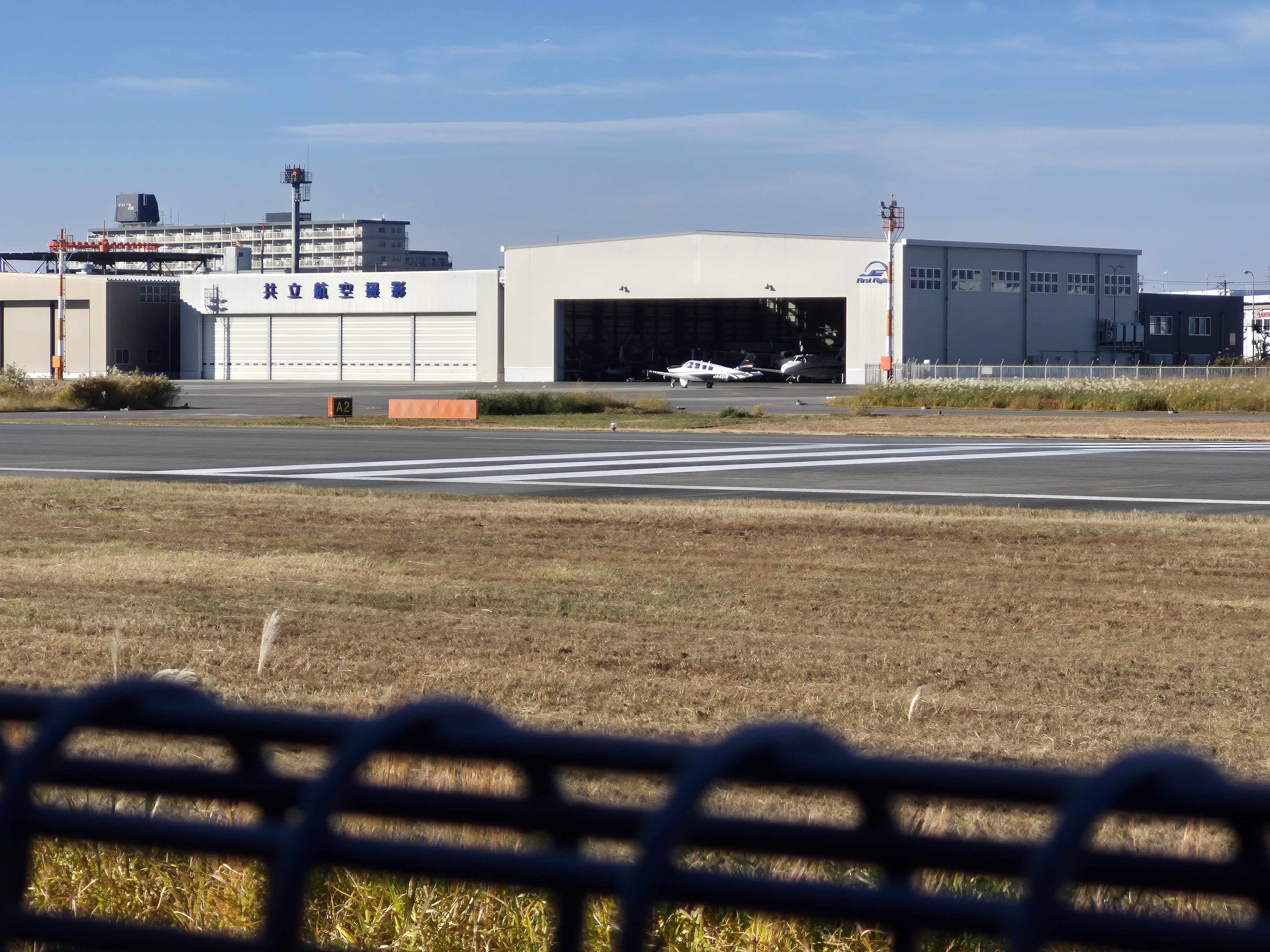 格納庫前に駐機するセスナ機