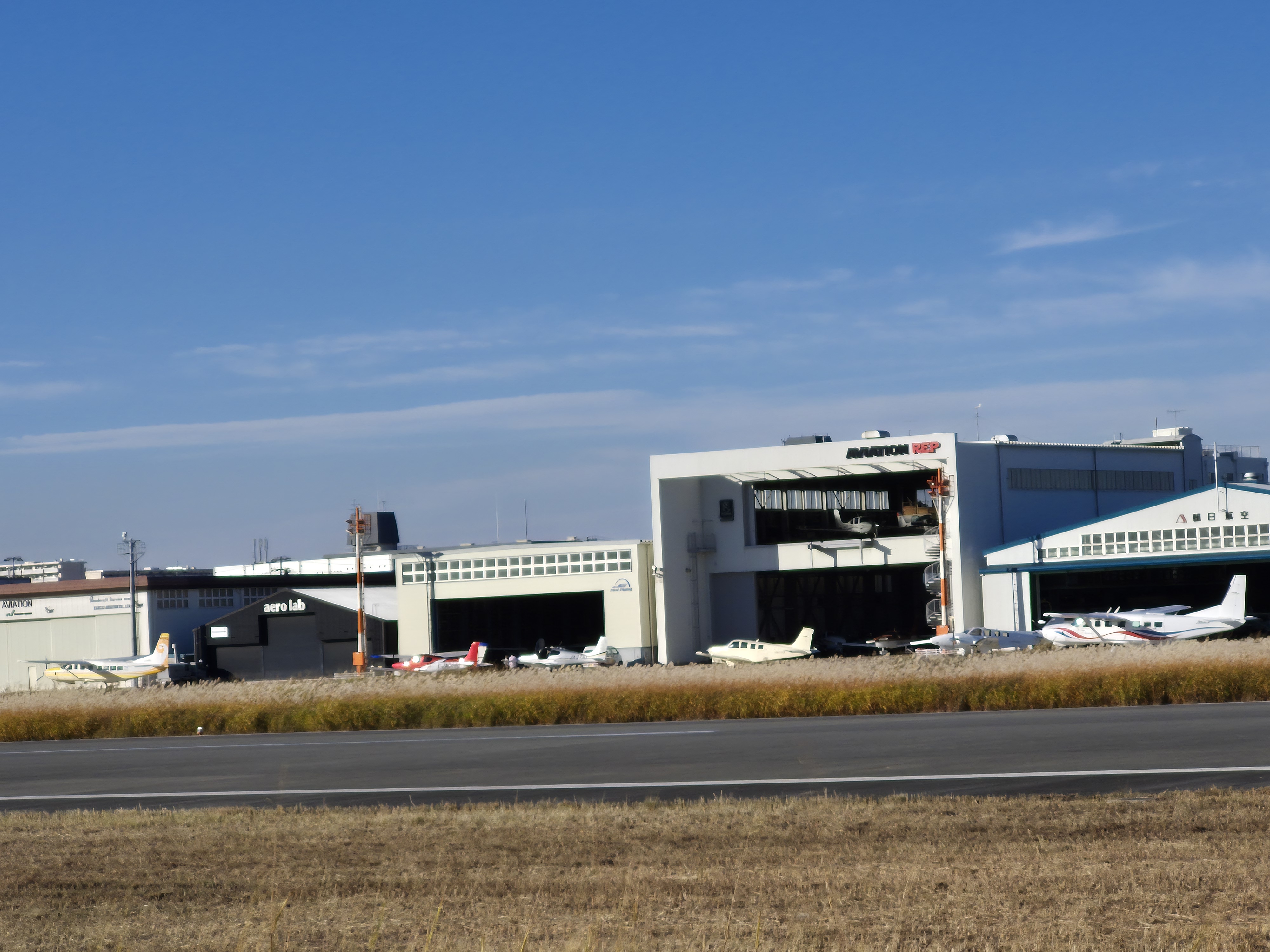 格納庫前に駐機する複数のセスナ機