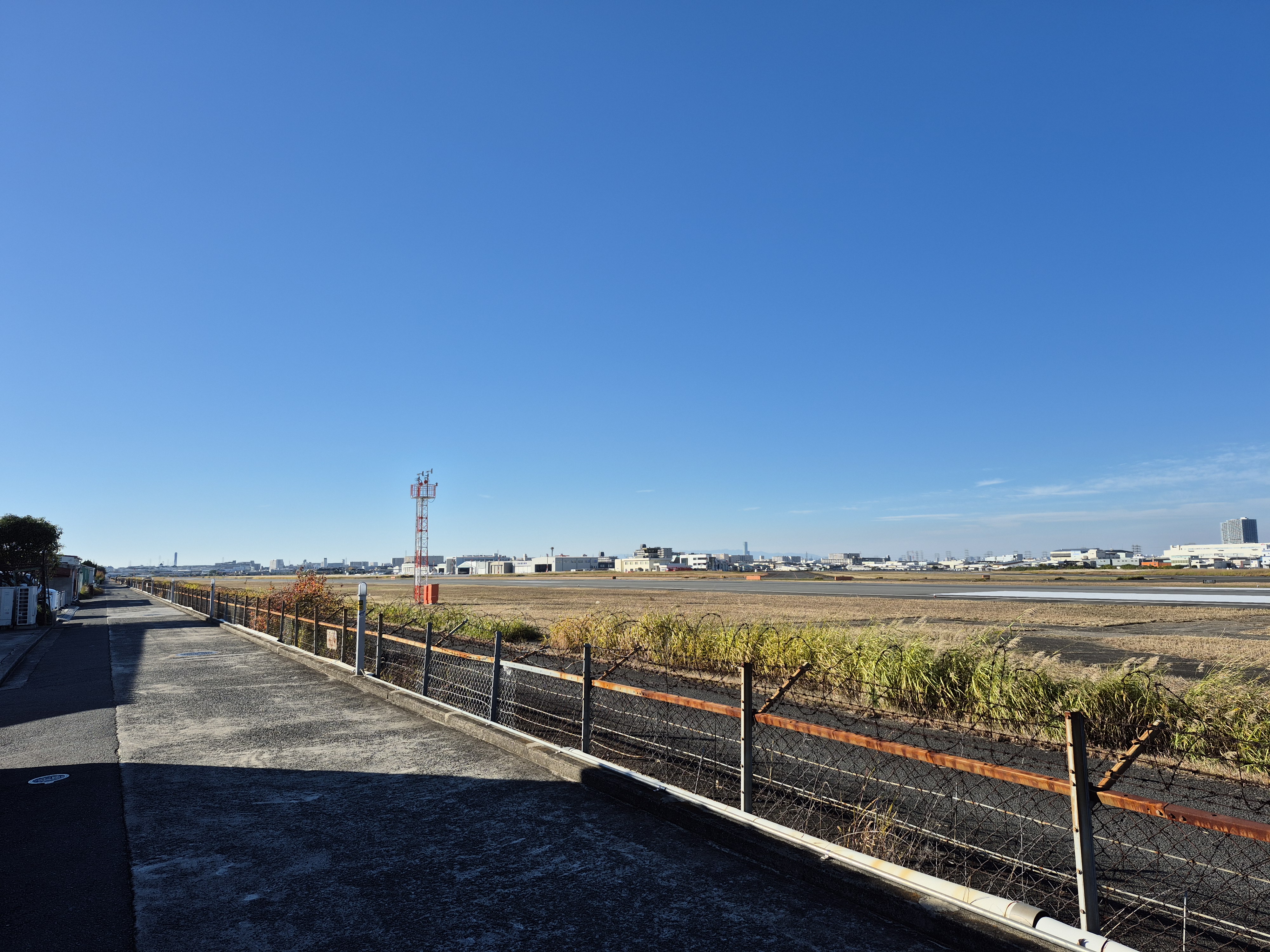 空港南側の一本道から見る空港内部